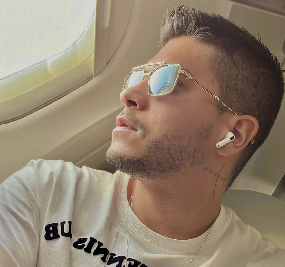 O ator e cantor, Arthur Aguiar