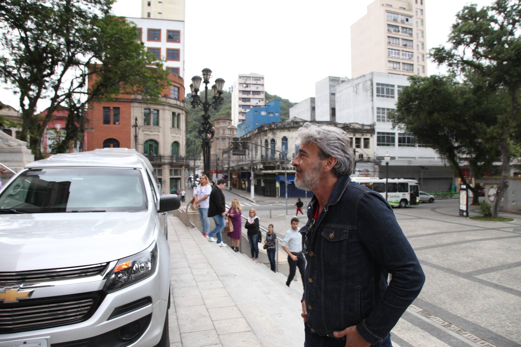 PASSAGEM DO CORPO DO DIRETOR TEATRAL TANAH CORRÊA PELO PAÇO MUNICIPAL PARA HOMENAGEM COM BALÕES E GRUPO MARACATU QUILOA