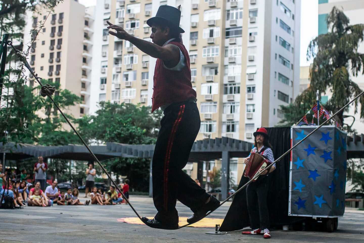 O destaque da sexta-feira é o espetáculo 'Palhaceando', previsto para às 13 horas, na Praça Mauá