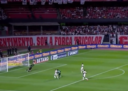 Endrick, do Palmeiras, marca contra o São Paulo no estádio do Morumbi