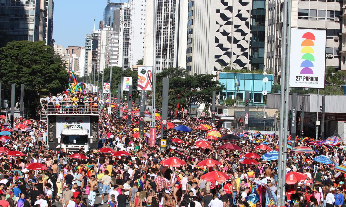 Parada LGBT+ aconteceu neste domingo em São Paulo