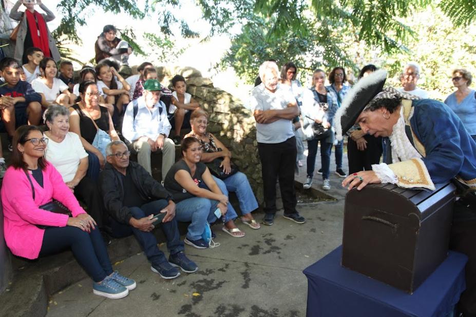 O tour tem aproximadamente 20 minutos e o roteiro é baseado em fatos históricos