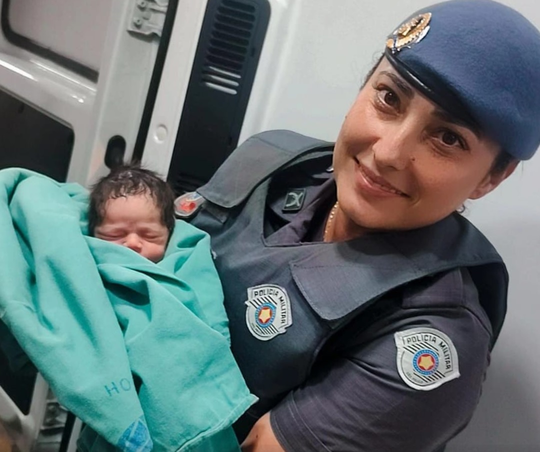 Agentes realizavam um patrulhamento pela Estrada do Sabão quando encontraram uma mulher que pediu ajuda para sua vizinha, que estava em trabalho de parto