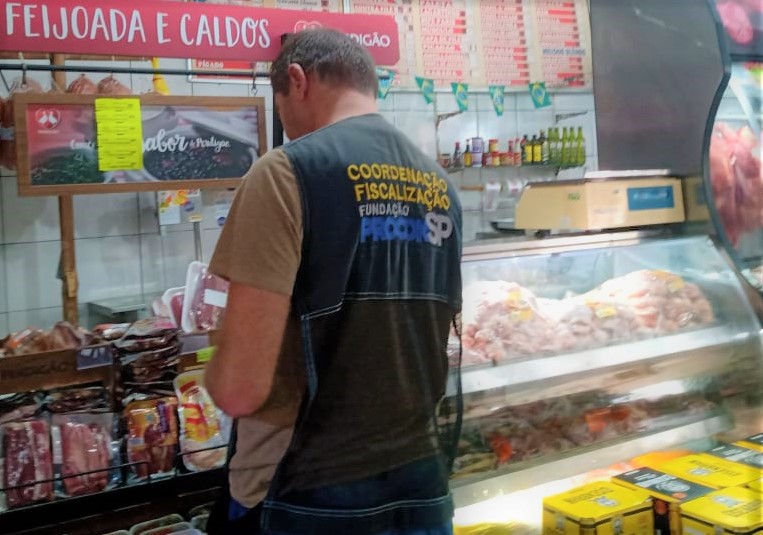 Uma das fiscalização realizada pelos agentes, foi para atender uma denúncia feita ao Procon de Bertioga