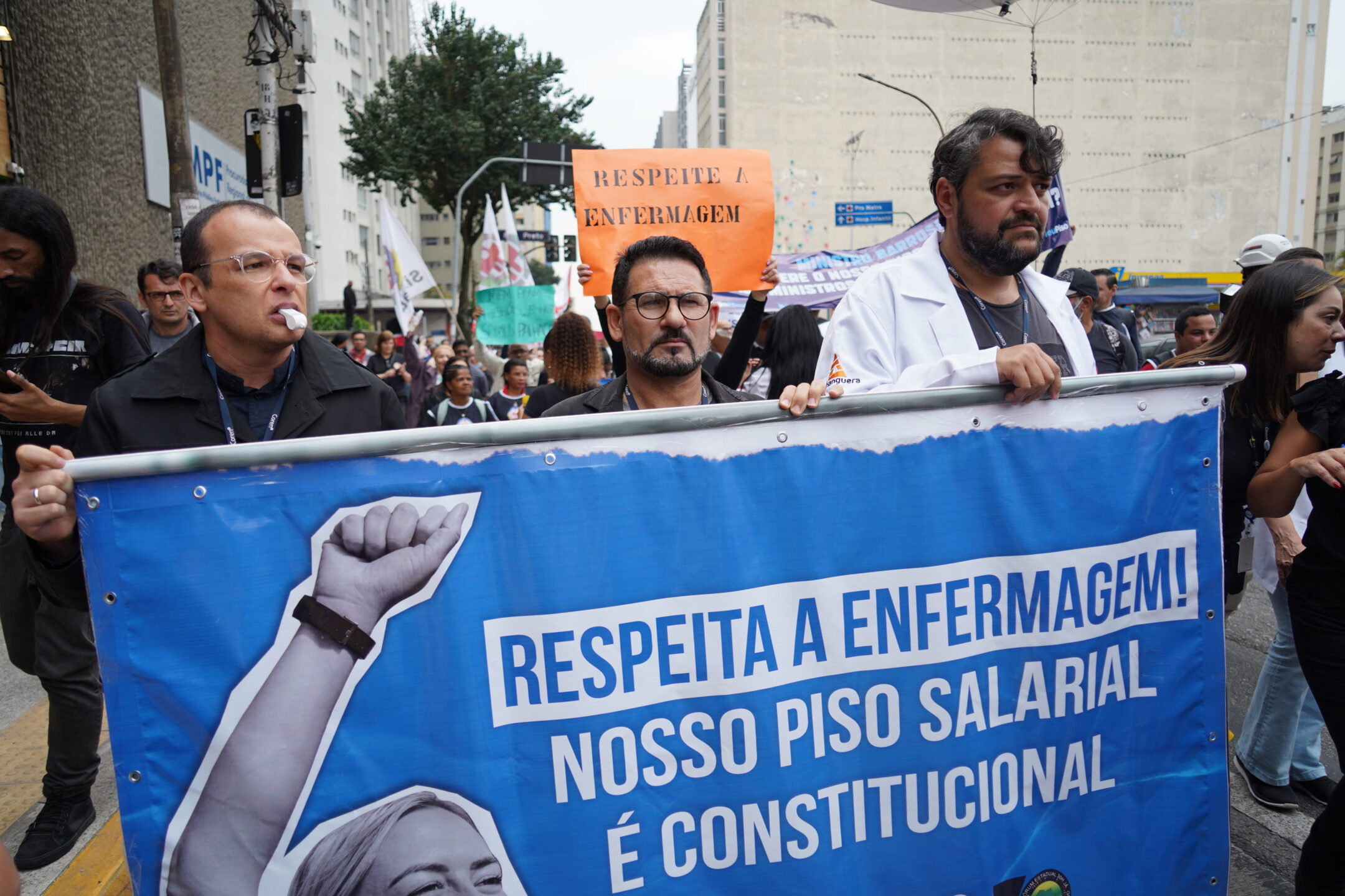 Na última sexta-feira (23), o Sindenfrj (sindicato que representa a enfermagem do Rio de Janeiro) foi às ruas para cobrar o pagamento do piso