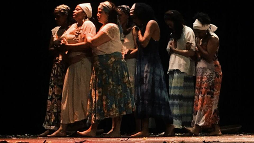 A encenação teatral e musical aborda a fé dos pescadores que vão buscar seu alimento no mar, sua vida e seus costumes