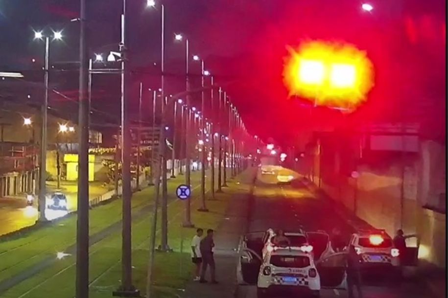 Na abordagem, foi constatada a presença de um simulacro de arma de fogo e os pertences das vítimas