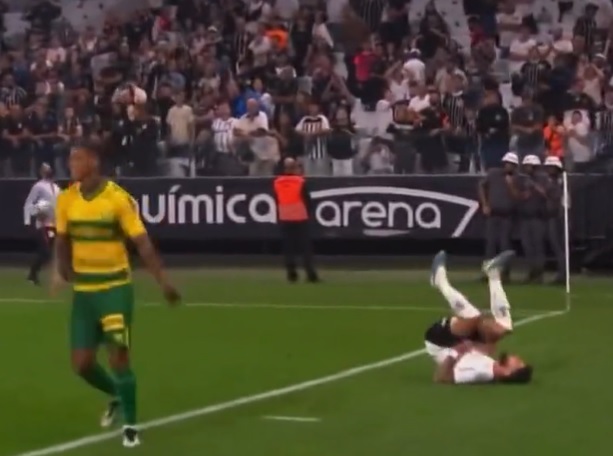 Yuri Alberto erra jogada contra o Cuiabá