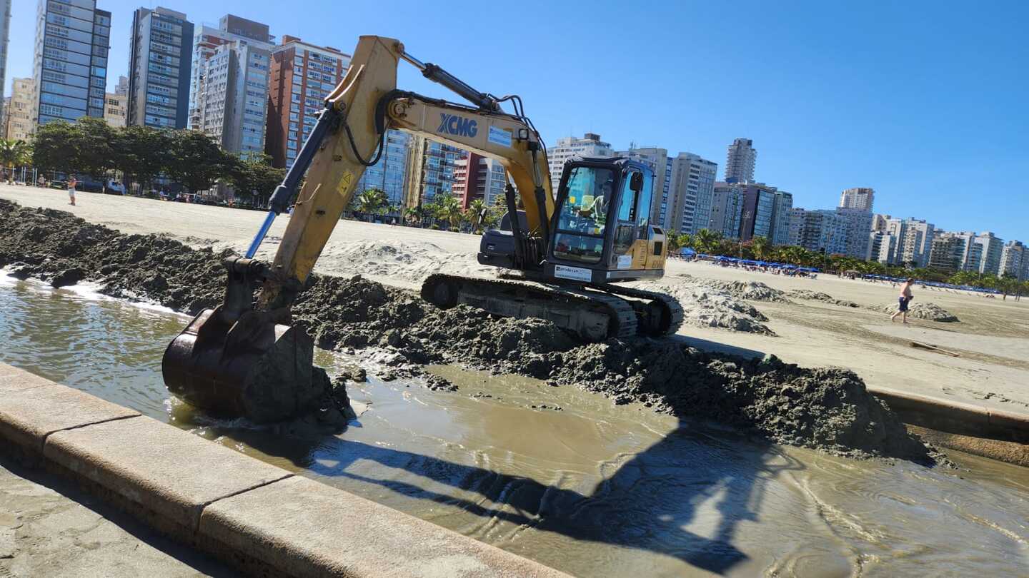 Limpeza remove 110 toneladas de areia de canal