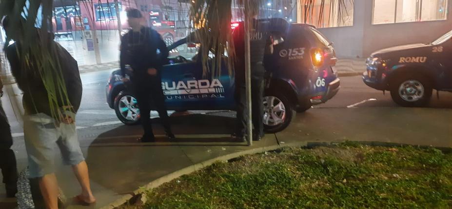 As ações preventivas da Guarda Civil Municipal (GCM) de Santos resultaram na apreensão de um menor de idade e na prisão de um homem, ambos foragidos da Justiça