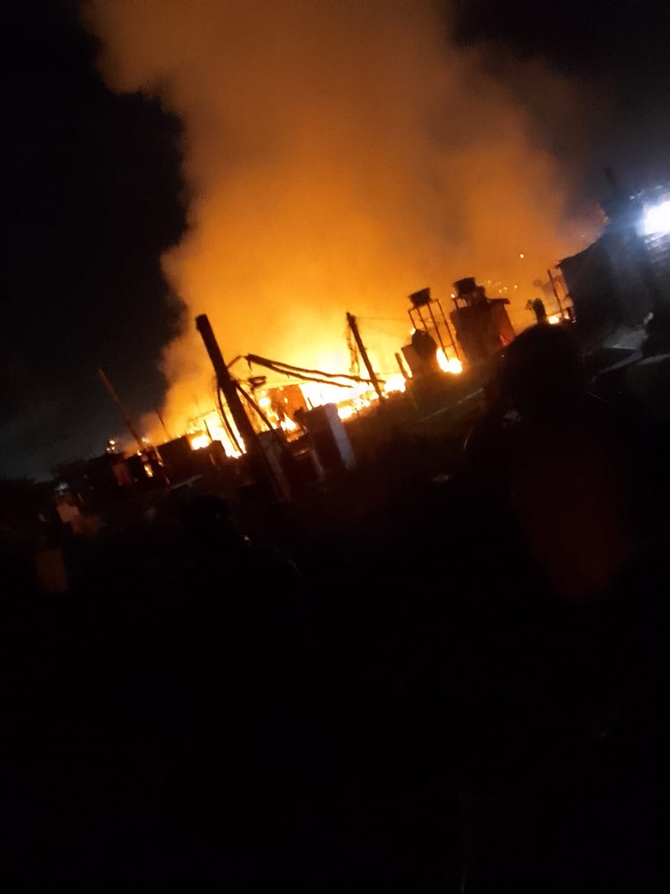 Fogo começou logo durante os primeiros minutos deste sábado em Guarujá