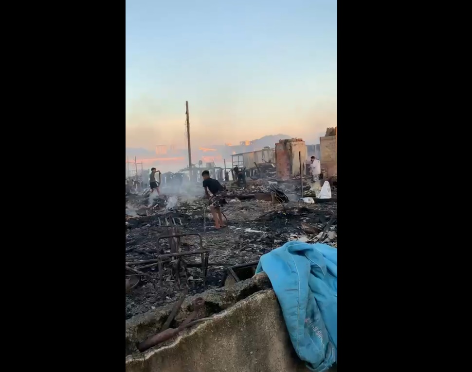 Combate às chamas na Comunidade da Prainha durou algumas horas durante a madrugada, em Guarujá