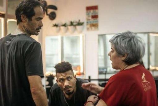 A residência contempla um circuito itinerante de apresentações performativas, mesas de diálogo, mostras de vídeo e laboratórios de dança contemporânea