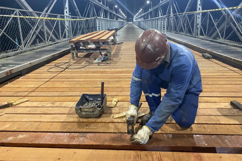 Nesta nova fase, será aplicado o antiderrapante no tablado de madeira para melhor segurança de motoristas, motociclistas e ciclistas