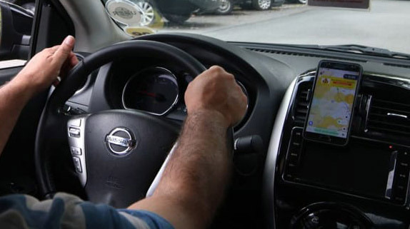 Um jovem de 25 anos acusou um motorista de aplicativo de tentar estuprá-lo durante uma corrida no último domingo (23)