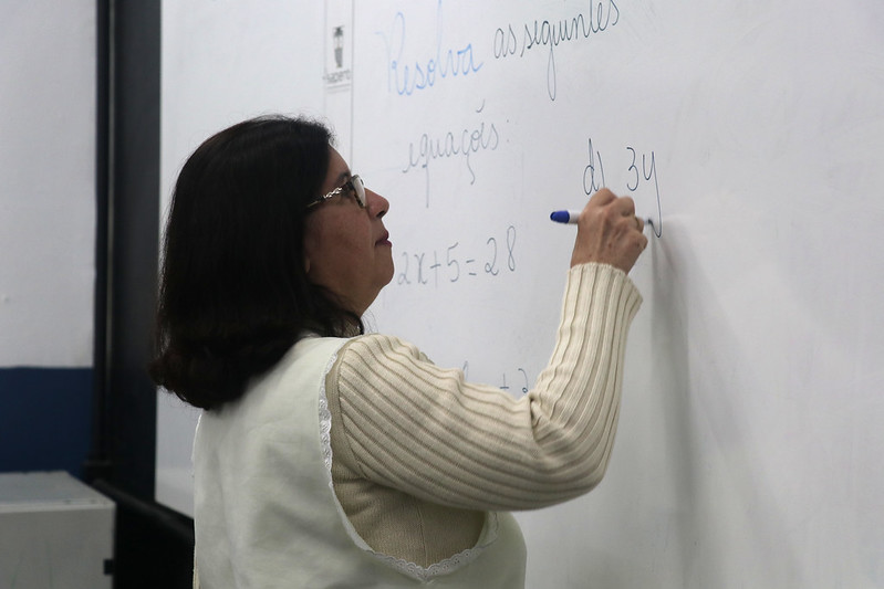 Os documentos necessários são cópia do RG, do título de eleitor, comprovante de residência atualizado e para homens, certificado militar, além do histórico escolar original ou atestado de escolaridade