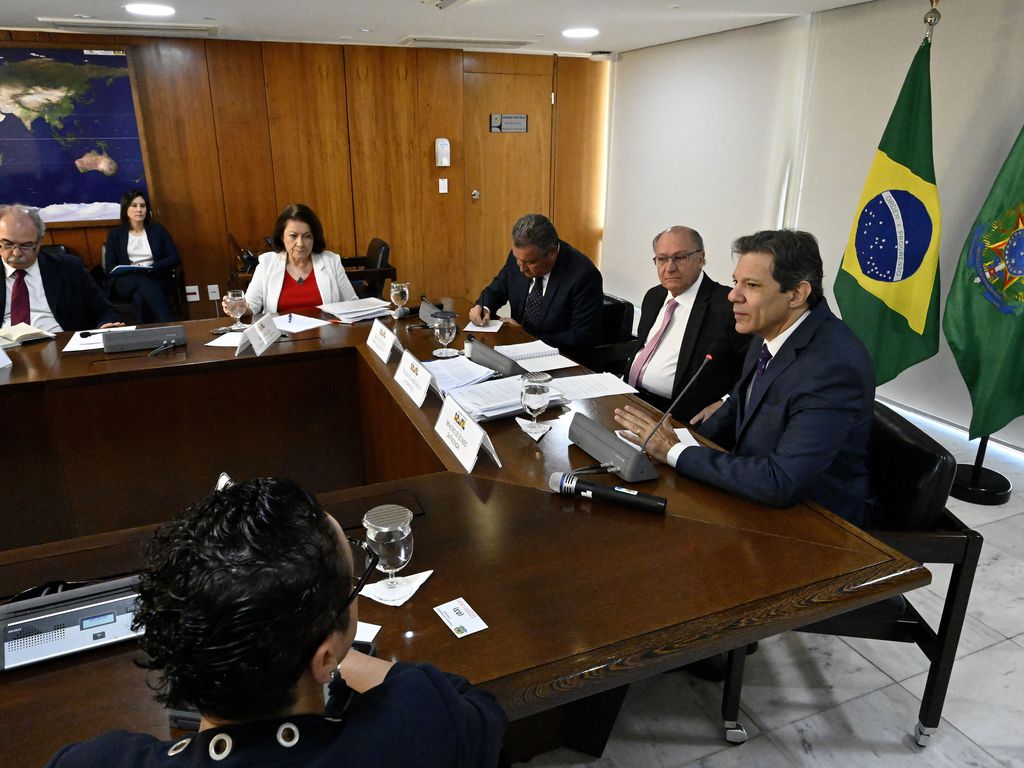 Ao menos 11 ministros do governo e o vice-presidente, Geraldo Alckmin (PSB), levaram suas esposas de carona