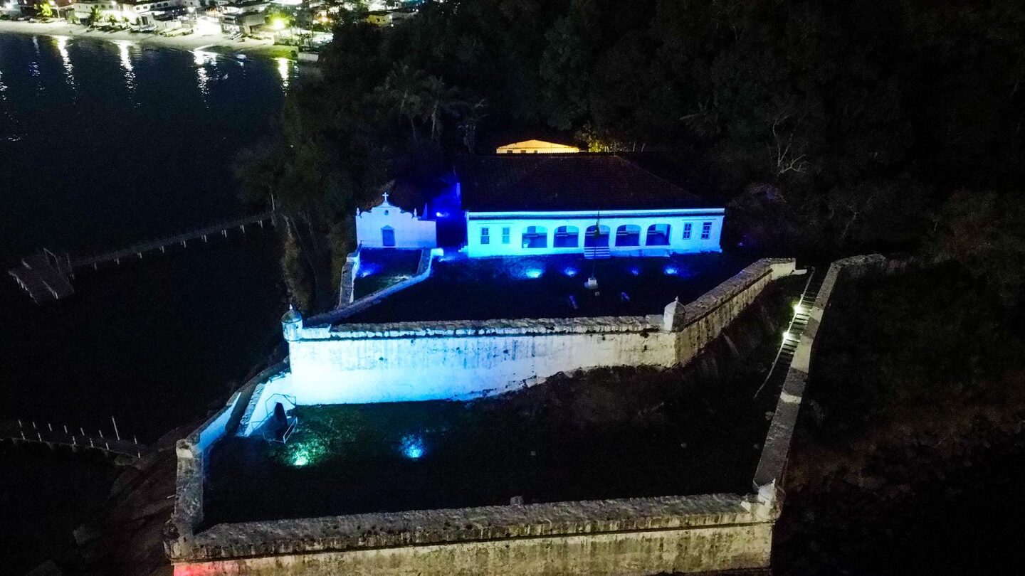 A Prefeitura de Guarujá aderiu à campanha internacional Go Blue, que consiste em iluminar monumentos de várias cidades em azul