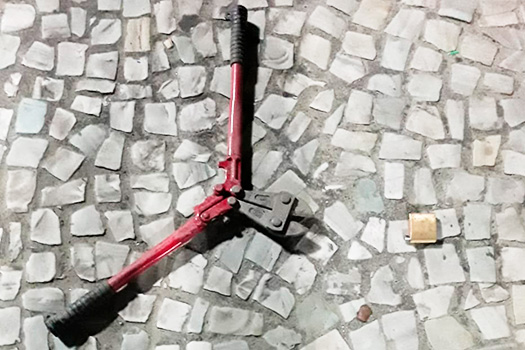 Suspeitos tentaram esconder um alicate na areia; objeto foi usado para cortar o cadeado que trancava a estação elevatória