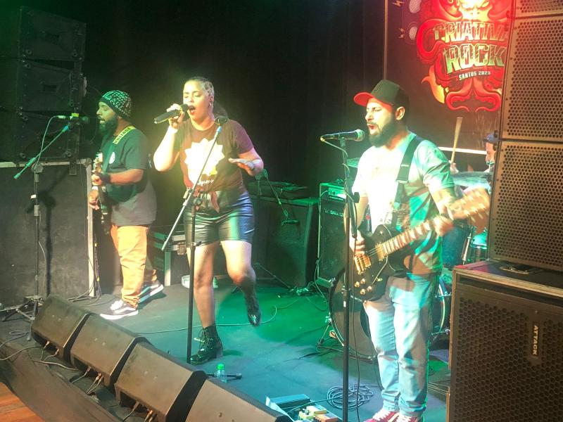 A noite de sexta-feira (28) foi marcada pela potência musical das bandas Aclive, Apnea e Zander, que se apresentaram no teatro de arena Rosinha Mastrângelo