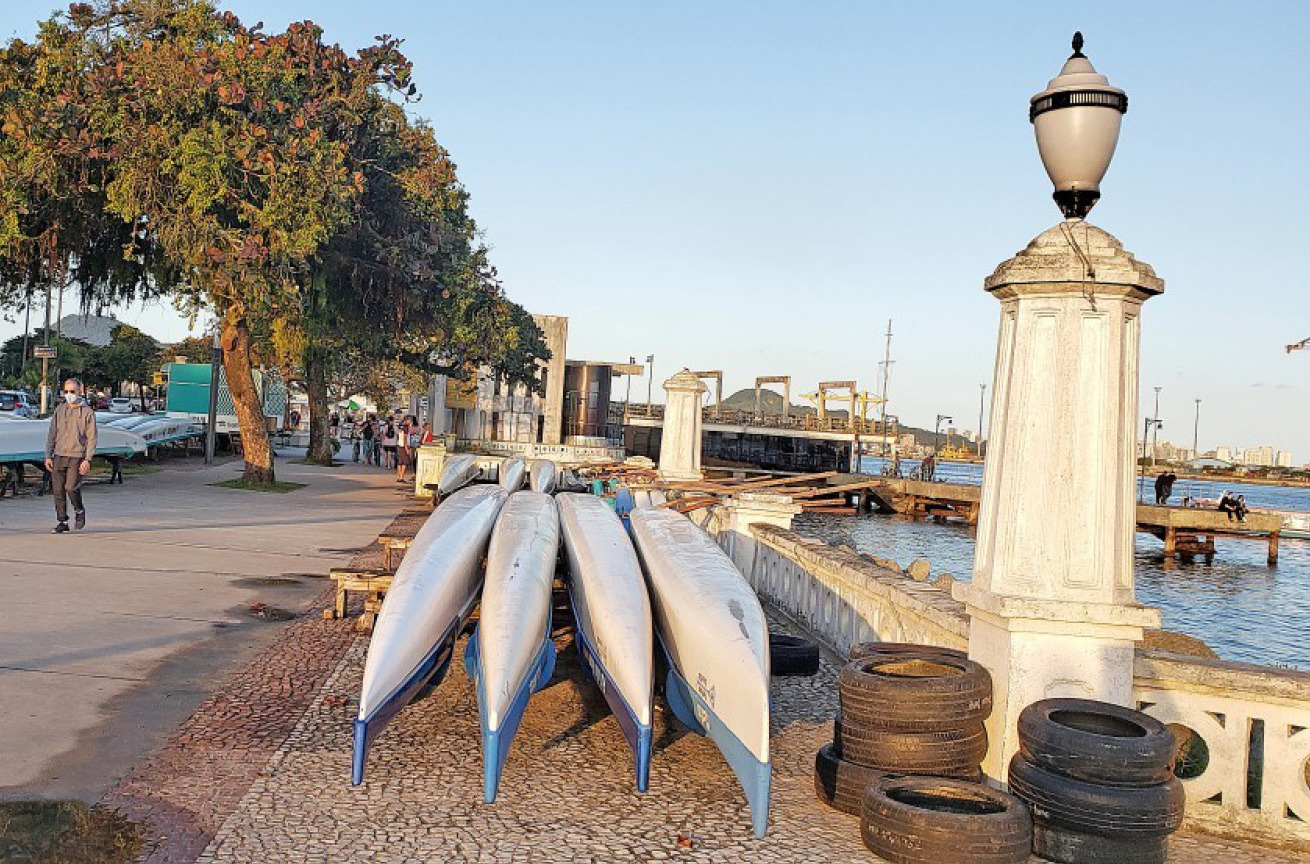 O prefeito Rogério Santos resolveu disciplinar a permanência de canoas na Ponta da Praia, até hoje sem regulamentação
