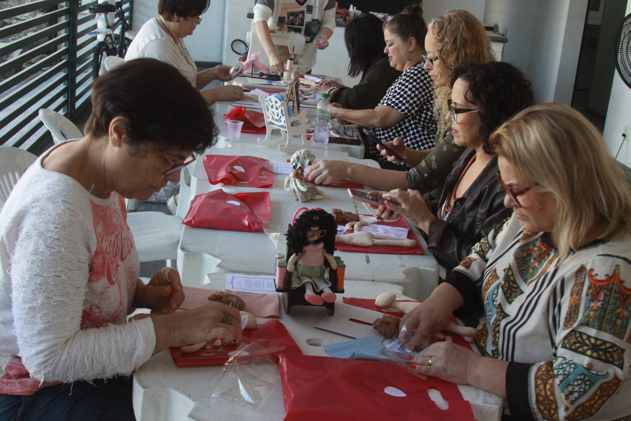 A artesã Adriana Cecconi coordenou a oficina realizada no sábado, na Casa do Artesão