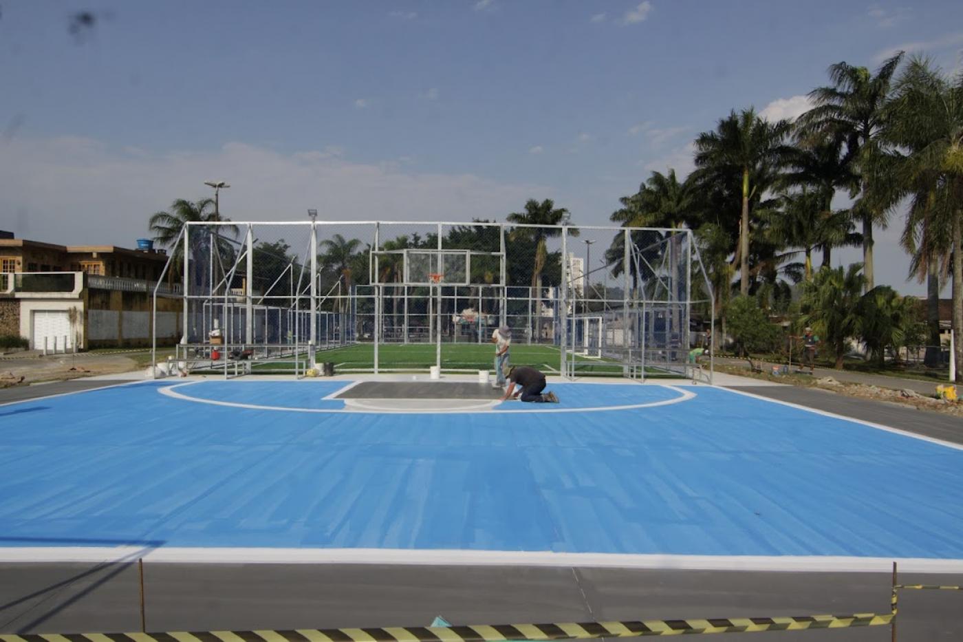 Espaço conta com uma quadra de futebol society e uma de basquete 3x3