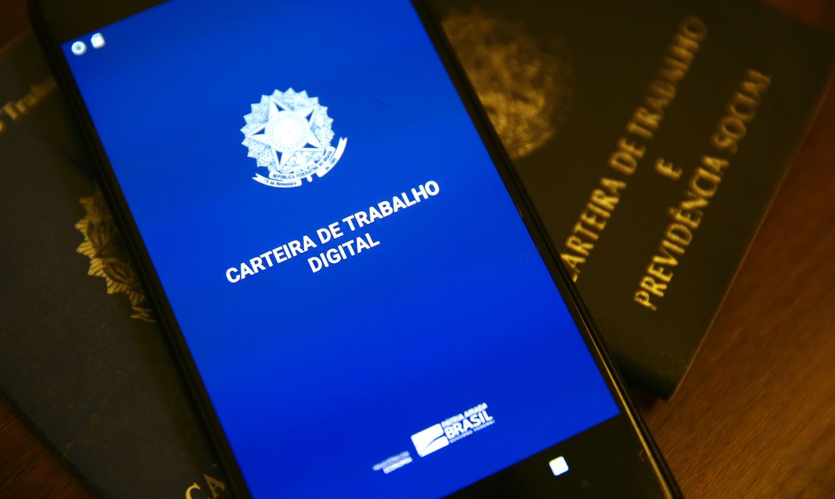 Essa desigualdade permanece apesar do aumento do contingente de mulheres negras na população em idade ativa e da ampliação da escolaridade.