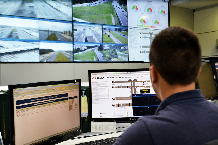 O monitoramento das rodovias paulistas é feito 24 horas por dia, 7 dias da semana, por colaboradores da Artesp que trabalham no CCI