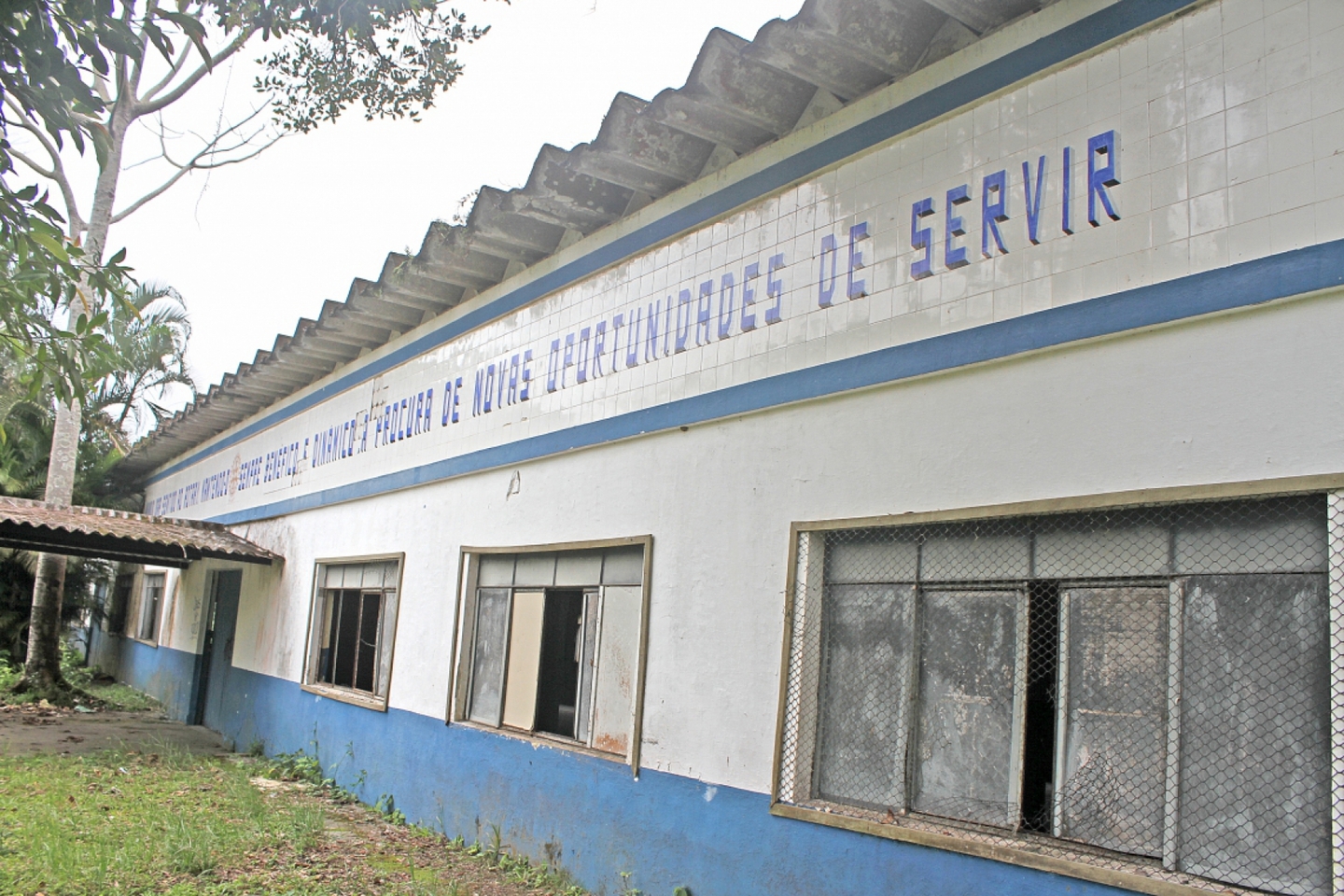 A Cidade da Criança possui inúmeros prédios grandes, que acomodariam um hospital numa cidade central na Baixada Santista