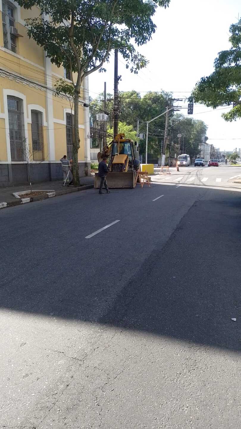 Serviços começaram pela demolição das calçadas