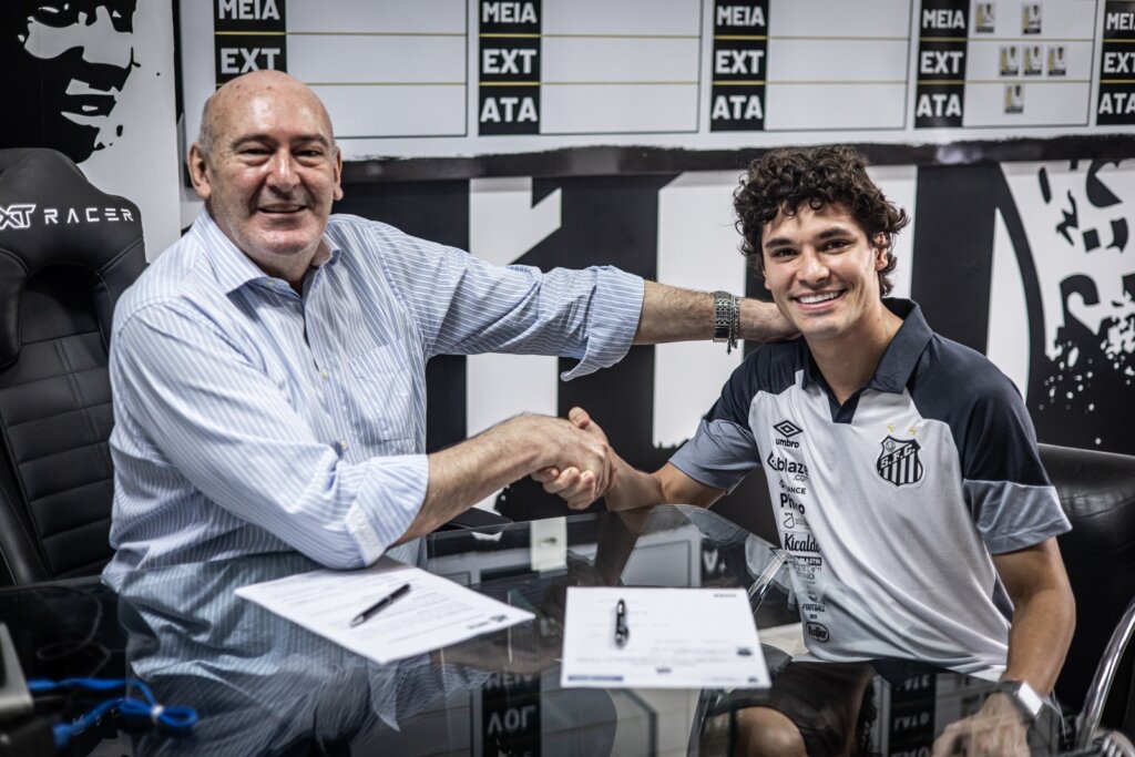A contratação do lateral-esquerdo de 31 anos junto ao Atlético-MG, com vínculo válido até o dia 31 de dezembro de 2025