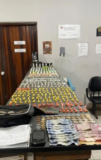 Foram apreendidas 398 pedras de crack, 225 porções de cocaína, 138 de maconha, 30 de skunk, nove de haxixe e 13 frascos de lança perfume