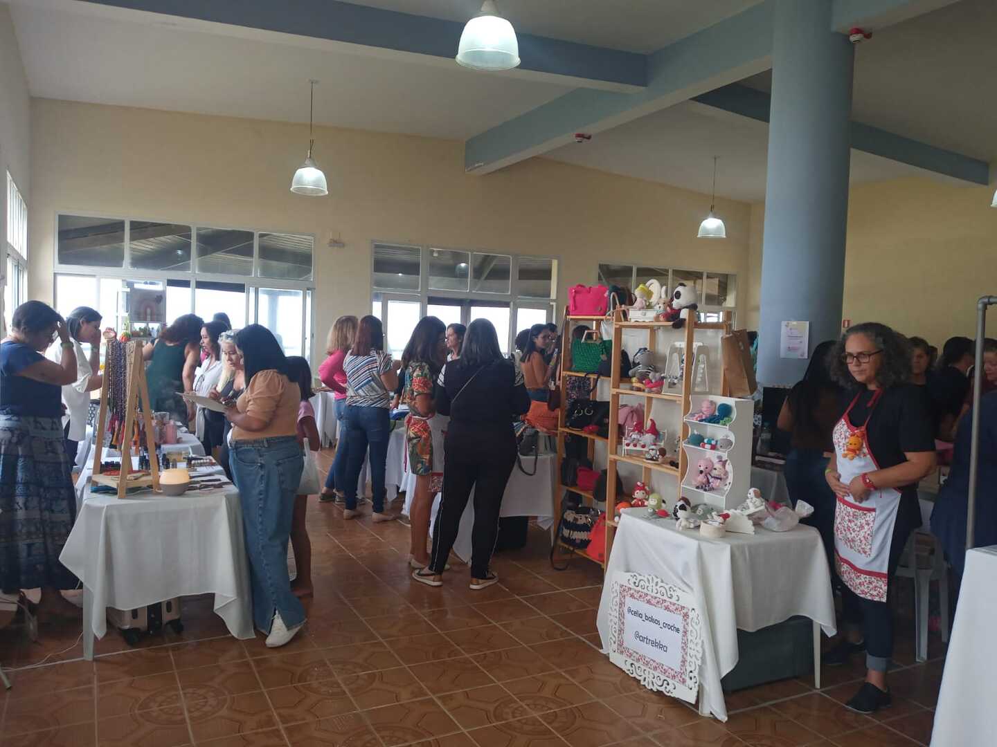 A Feira, que reúne 110 empreendedoras, divididas em dois dias, expõe diversos produtos