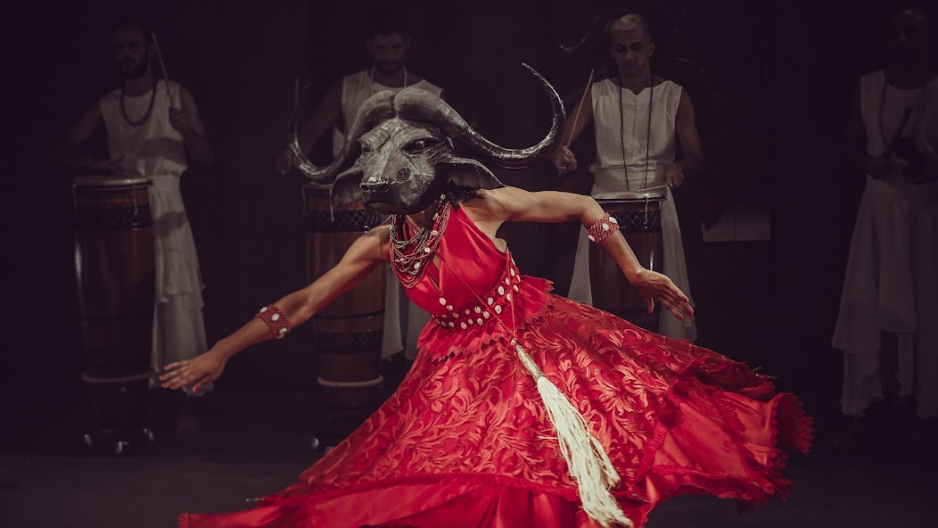 É, em meio aos ciclos de opressões, que a peça referencia em seu título mulheres que reinventam suas realidades ao modificar os cenários de violência e morte