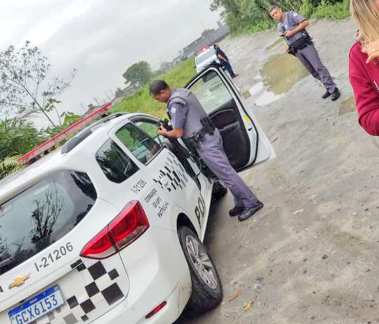 A Polícia Militar esteve no local em que os trabalhadores protestam por e salários e direitos trabalhistas