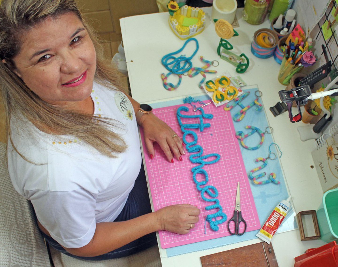 Guirlandas, tiaras, laços, chaveiros, porta retratos e outras peças são desenvolvidas pela artesã Drica, na cidade de Itanhaém