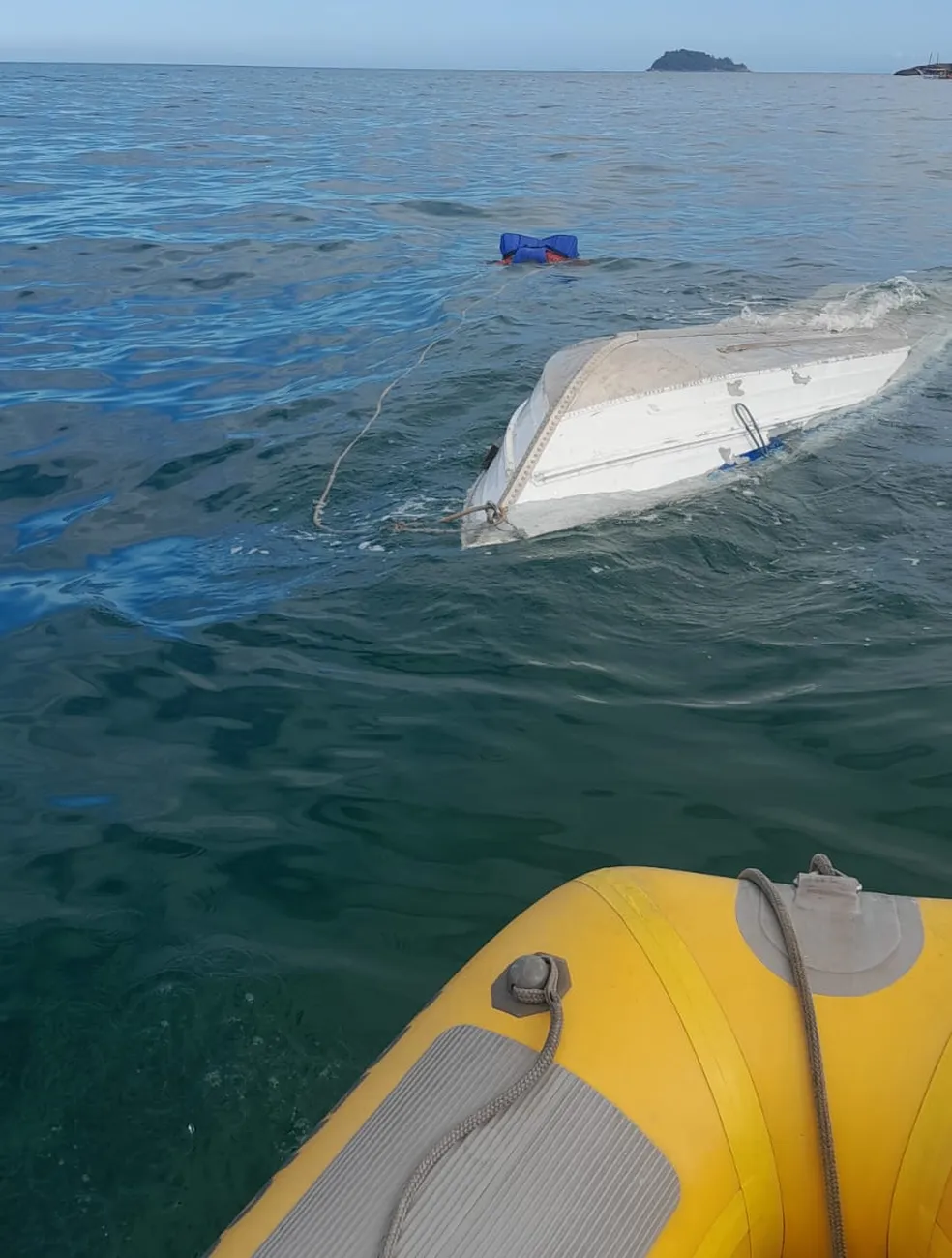 Idoso de 70 anos morre após barco virar no Litoral Norte de SP