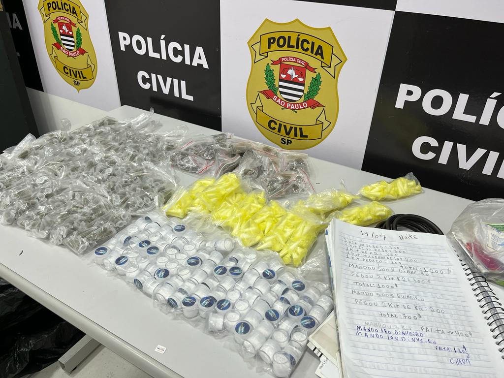 Dentro de um armário foram encontradas 648 porções de maconha, 382 porções de cocaína e 119 porções de skunk
