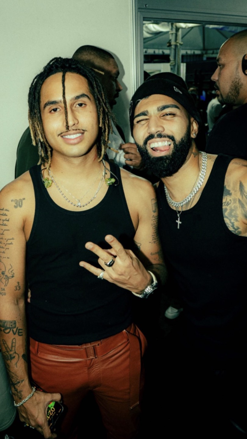 A convite do cantor, o atacante do Flamengo 'invadiu' o palco onde o artista se apresentava e caminhou pela estrutura com Matuê