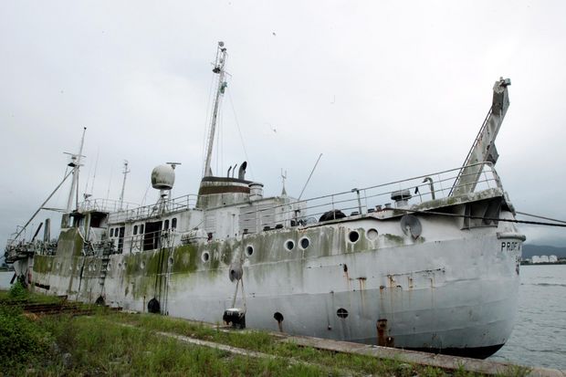 Navio está a 15 anos abandonado