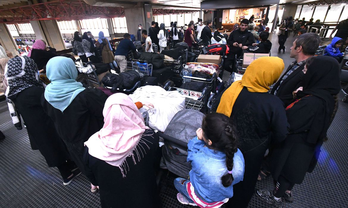 Entre os transferidos, 35 são crianças e 16 são adolescentes com idades entre 12 e 17 anos