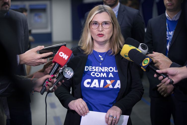 Presidente da Caixa, Rita Serrano fala com jornalistas sobre o Desenrola Brasil