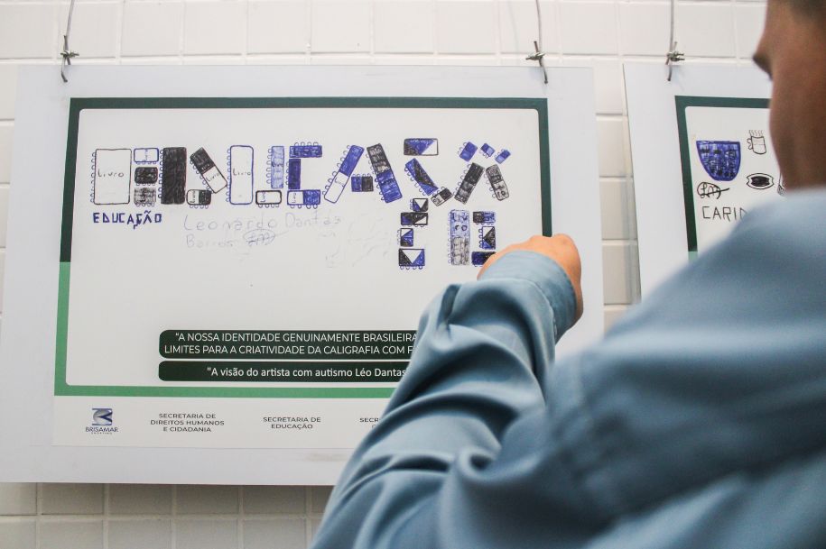 Leonardo Dantas, nascido em 1990, foi diagnosticado com TEA e achou na arte uma forma de expressar sua visão do mundo