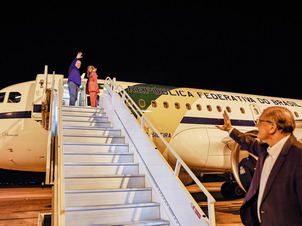 Presidente Lula se despede do vice, Geraldo Alckmin, ao embarcar para viagem à Europa, onde cumprirá agendas na Itália e França