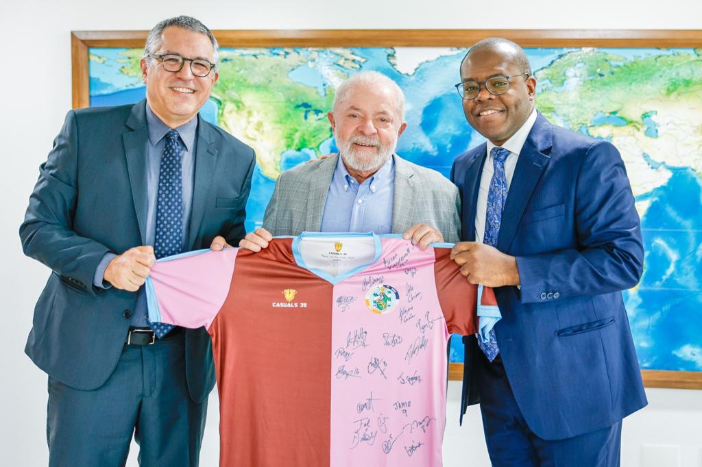 Padilha, Lula e Silvio Almeida com a camisa do Corinthian-Casuals
