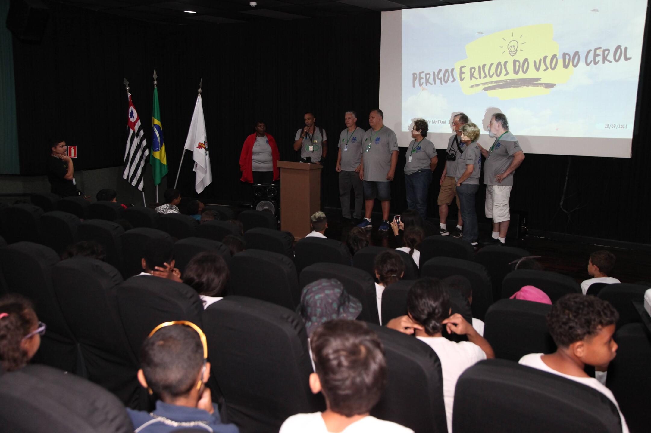 AÇÃO DA OUVIDORIA, COM ENFERMEIRA E POLICIAL MILITAR FALANDO DA GRAVIDADE DOS ACIDENTES COM CEROL NAS PIPAS, EVENTO DESTINADO AS CRIANÇAS