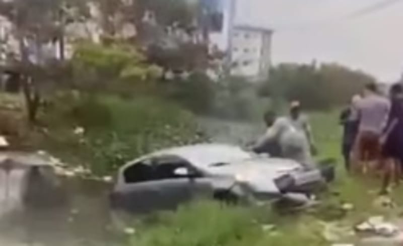 Segundo informações, as vítimas acabaram se acidentando após um outro automóvel fechar o veículo. 