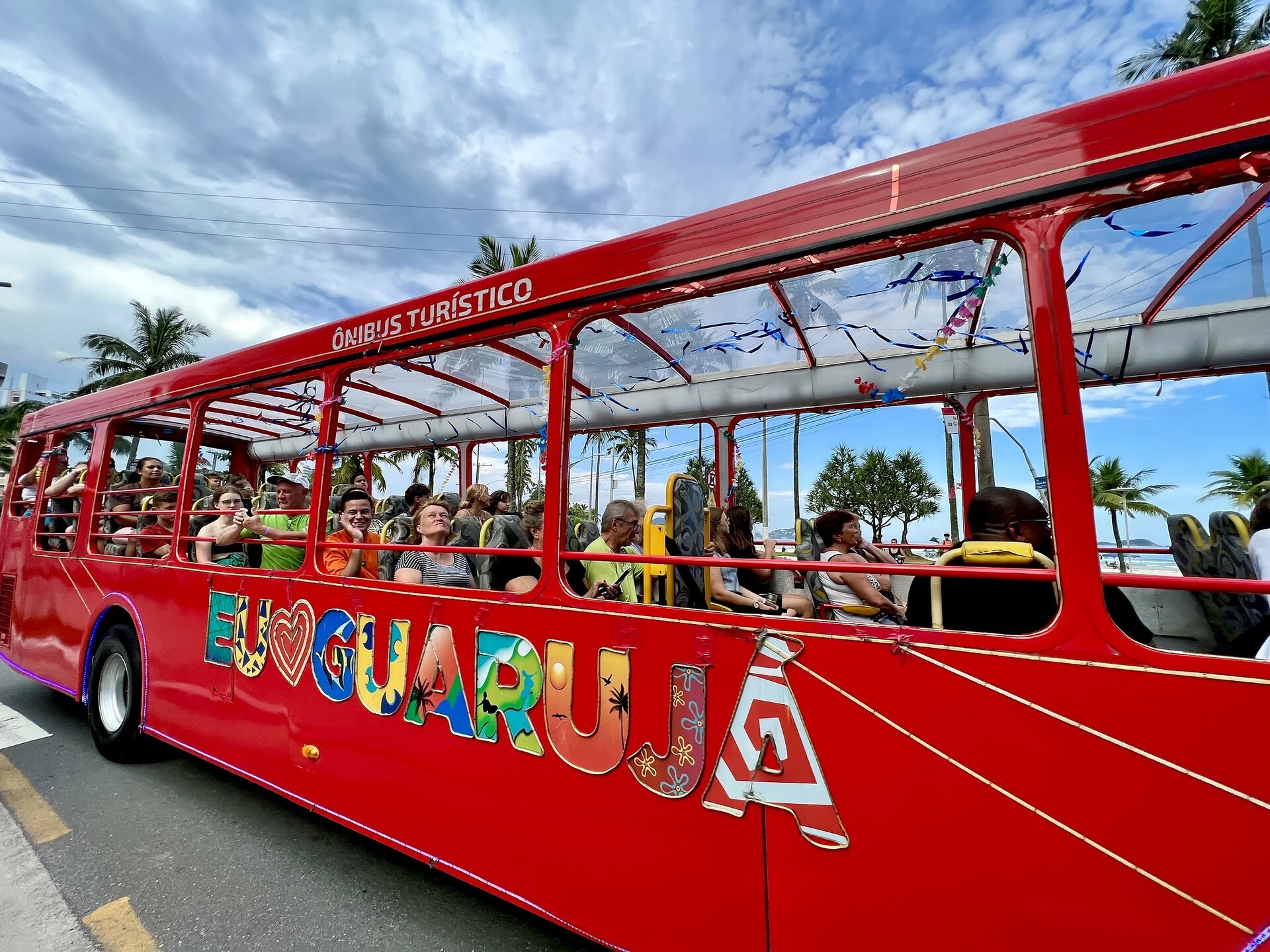 O novo valor praticado no ônibus turístico vai ao encontro da Tarifa Social instituída no último dia 30 de junho no transporte público, que também reduz a R$ 1,00 o valor da passagem de ônibus das linhas regulares aos domingos