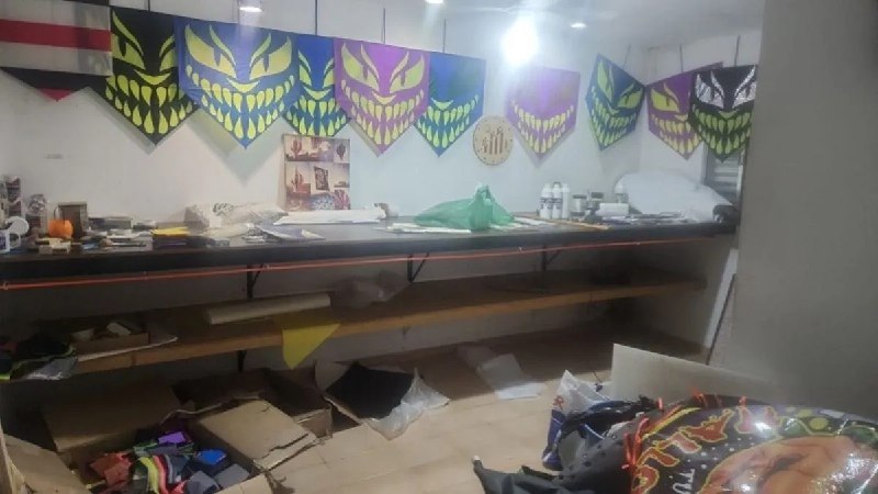 Lá, a PM ambiental apreendeu diversos materiais relacionados à fabricação dos balões, como gabaritos, papel de seda e cola